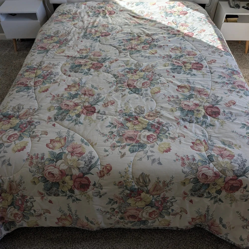Liz Claiborne Liz at Home Reversible Cream Blue Floral Comforter Vintage 96x84